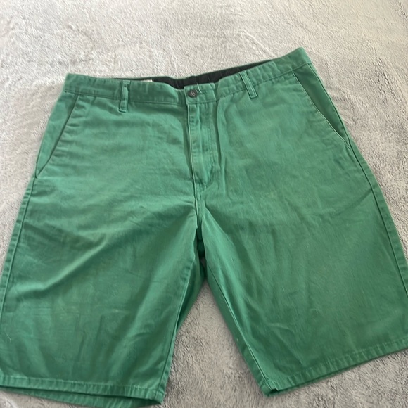 Volcom men’s green shorts size 36 - Picture 1 of 4